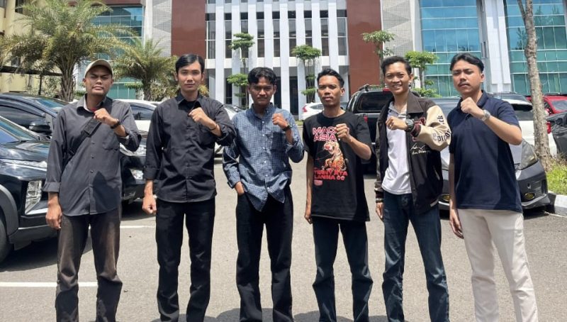 Perwakilan mahasiswa yang tergabung dalam Sukabumi melawan usai melakukan aduan pelaporan kepada Polda Jawa Barat, pada Senin (14/4/2025) kemarin. Foto: Istimewa.