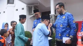 Wali Kota Sukabumi Ayep Zaki, bersama Wakil Wali Kota Bobby Maulana, menyalurkan santunan bagi anak yatim, pada Senin (21/4/2025). Foto: Humas Pemkot Sukabumi.