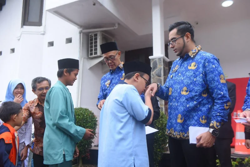 Wali Kota Sukabumi Ayep Zaki, bersama Wakil Wali Kota Bobby Maulana, menyalurkan santunan bagi anak yatim, pada Senin (21/4/2025). Foto: Humas Pemkot Sukabumi.