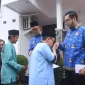 Wali Kota Sukabumi Ayep Zaki, bersama Wakil Wali Kota Bobby Maulana, menyalurkan santunan bagi anak yatim, pada Senin (21/4/2025). Foto: Humas Pemkot Sukabumi.