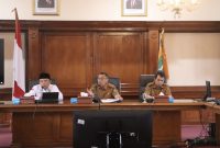 Pemkot Sukabumi bersama Kemenag menggelar rapat persiapan keberangkatan jemaah haji, di Balai Kota, pada Senin (28/4/2025). Foto: Istimewa.