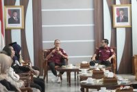 Wali Kota Sukabumi, H. Ayep Zaki, memberikan sambutan dalam kegiatan Sosialisasi dan Evaluasi Penggunaan Tanda Tangan Elektronik yang digelar di Ruang Utama Balai Kota, pada Selasa (29/4/2025). Foto: Humas Pemkot Sukabumi.