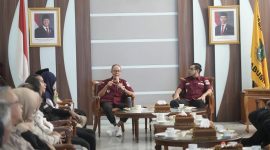 Wali Kota Sukabumi, H. Ayep Zaki, memberikan sambutan dalam kegiatan Sosialisasi dan Evaluasi Penggunaan Tanda Tangan Elektronik yang digelar di Ruang Utama Balai Kota, pada Selasa (29/4/2025). Foto: Humas Pemkot Sukabumi.