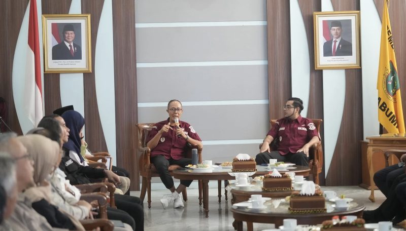 Wali Kota Sukabumi, H. Ayep Zaki, memberikan sambutan dalam kegiatan Sosialisasi dan Evaluasi Penggunaan Tanda Tangan Elektronik yang digelar di Ruang Utama Balai Kota, pada Selasa (29/4/2025). Foto: Humas Pemkot Sukabumi.