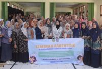 Bunda PAUD Kota Sukabumi Ranty Rachmatilah, bersama Ketua Bidang I TP PKK Kia Florita, menghadiri Sosialisasi Parenting tahun 2025 yang berlangsung di TK Negeri Pembina Gunungpuyuh, pada Selasa (29/4/2025). Foto: Humas Pemkot Sukabumi.