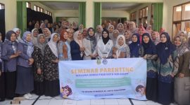Bunda PAUD Kota Sukabumi Ranty Rachmatilah, bersama Ketua Bidang I TP PKK Kia Florita, menghadiri Sosialisasi Parenting tahun 2025 yang berlangsung di TK Negeri Pembina Gunungpuyuh, pada Selasa (29/4/2025). Foto: Humas Pemkot Sukabumi.