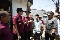 Wali Kota Sukabumi, H. Ayep Zaki, bersama Wakil Wali Kota Bobby Maulana, meninjau kondisi lingkungan di Kelurahan Nanggeleng, Kecamatan Citamiang, pada Selasa (29/4/2025). Foto: Humas Pemkot Sukabumi.