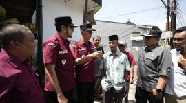 Wali Kota Sukabumi, H. Ayep Zaki, bersama Wakil Wali Kota Bobby Maulana, meninjau kondisi lingkungan di Kelurahan Nanggeleng, Kecamatan Citamiang, pada Selasa (29/4/2025). Foto: Humas Pemkot Sukabumi.