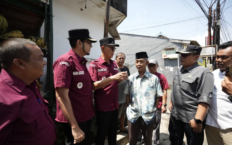 Wali Kota Sukabumi, H. Ayep Zaki, bersama Wakil Wali Kota Bobby Maulana, meninjau kondisi lingkungan di Kelurahan Nanggeleng, Kecamatan Citamiang, pada Selasa (29/4/2025). Foto: Humas Pemkot Sukabumi.