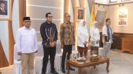 Ketua Dekranasda Kota Sukabumi, Ranty Rachmatillah, saat melantik pengurus baru untuk periode 2025–2030 yang digelar di Ruang Utama Balai Kota, pada Rabu (30/4/2025). Foto: Humas Pemkot Sukabumi.
