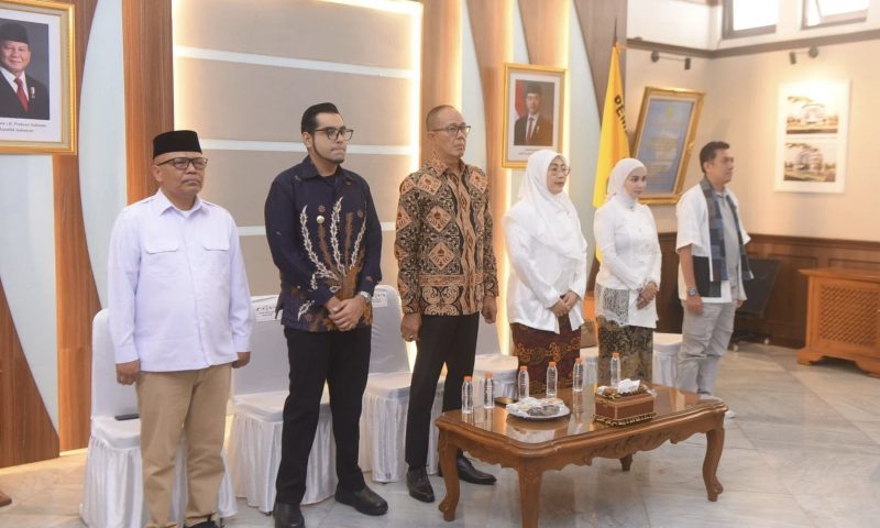 Ketua Dekranasda Kota Sukabumi, Ranty Rachmatillah, saat melantik pengurus baru untuk periode 2025–2030 yang digelar di Ruang Utama Balai Kota, pada Rabu (30/4/2025). Foto: Humas Pemkot Sukabumi.