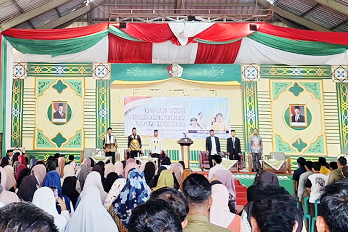 Anggota Komisi IX DPR RI, Zainul Munasichin saat sosialisaskan Program Bangga Kencana di Pondok Modern Assalam, Kabupaten Sukabumi.
