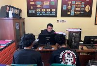 Dua remaja yang diduga hendak melakukan aksi tawuran saat dilakukan pemeriksaan oleh petugas, pada Senin (21/4/2025) malam. Foto: Humas Polres Sukabumi Kota.