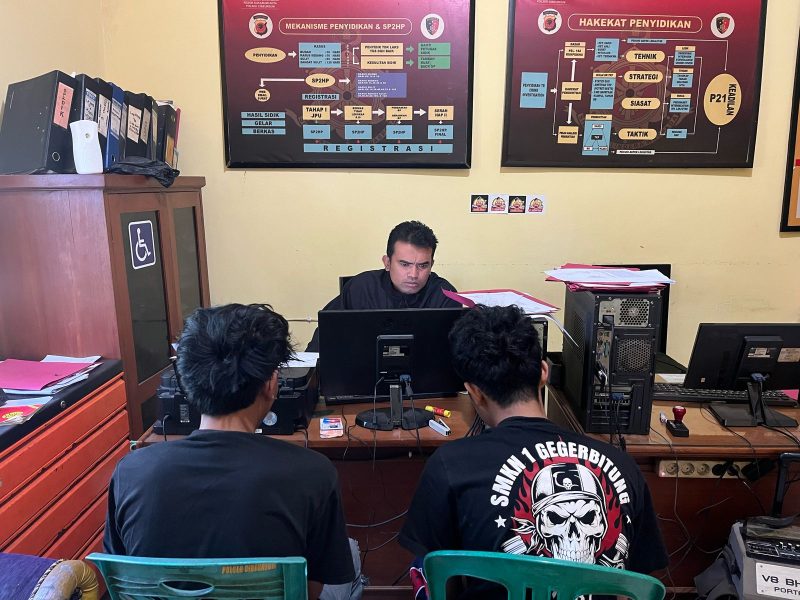Dua remaja yang diduga hendak melakukan aksi tawuran saat dilakukan pemeriksaan oleh petugas, pada Senin (21/4/2025) malam. Foto: Humas Polres Sukabumi Kota.
