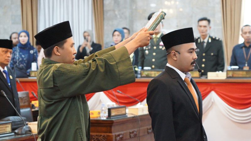 Muhamad Ridho Nuryaman, resmi menjabat sebagai anggota DPRD Kota Sukabumi usai sidang paripurna yang digelar di Gedung DPRD, pada Selasa (22/4/2025). Foto: Humas DPRD Kota Sukabumi.
