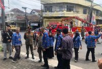 Wali Kota Sukabumi, Ayep Zaki, meninjau penertiban papan reklame di pertigaan pintu hek, Kecamatan Cikole, pada Kamis (17/4/2025). Foto: Nuria Ariawan.