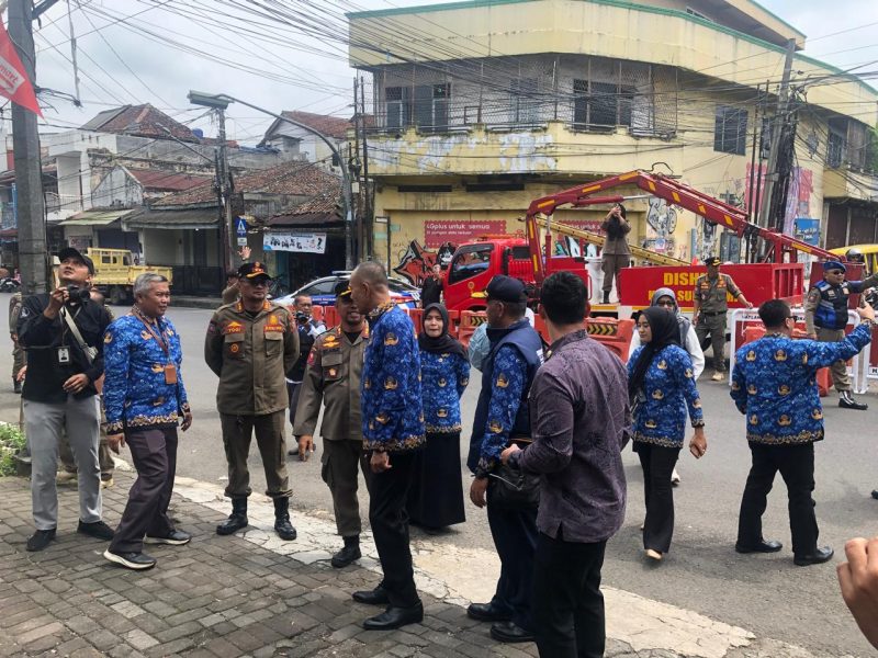 Wali Kota Sukabumi, Ayep Zaki, meninjau penertiban papan reklame di pertigaan pintu hek, Kecamatan Cikole, pada Kamis (17/4/2025). Foto: Nuria Ariawan.