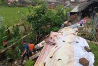 Petugas BPBD Kota Sukabumi melakukan asesmen bencana tanah longsor di wilayah Kecamatan Citamiang, pada beberapa waktu lalu. Foto: Istimewa.