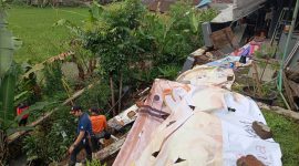 Petugas BPBD Kota Sukabumi melakukan asesmen bencana tanah longsor di wilayah Kecamatan Citamiang, pada beberapa waktu lalu. Foto: Istimewa.