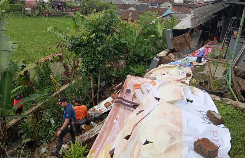 Petugas BPBD Kota Sukabumi melakukan asesmen bencana tanah longsor di wilayah Kecamatan Citamiang, pada beberapa waktu lalu. Foto: Istimewa.
