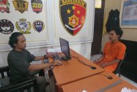 Terduga pelaku pembobol minimarket di Jalan Lingkar Selatan Kecamatan Warudoyong, saat dimintai keterangan. Foto: Humas Polres Sukabumi Kota.