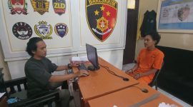 Terduga pelaku pembobol minimarket di Jalan Lingkar Selatan Kecamatan Warudoyong, saat dimintai keterangan. Foto: Humas Polres Sukabumi Kota.