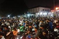 Ribuan suporter Persib Bandung turun ke jalan merayakan hasil pertandingan terakhir Liga 1 2024/2025, Jumat (9/5).