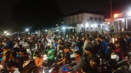 Ribuan suporter Persib Bandung turun ke jalan merayakan hasil pertandingan terakhir Liga 1 2024/2025, Jumat (9/5).
