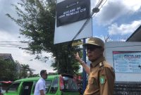 Wali Kota Sukabumi, Ayep Zaki, saat meninjau kegiatan penertiban papan reklame yang tidak berizin di Simpang Lapas Sukabumi, pada Senin (5/5/2025). Foto: Nuria Ariawan.