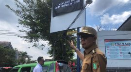 Wali Kota Sukabumi, Ayep Zaki, saat meninjau kegiatan penertiban papan reklame yang tidak berizin di Simpang Lapas Sukabumi, pada Senin (5/5/2025). Foto: Nuria Ariawan.