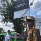 Wali Kota Sukabumi, Ayep Zaki, saat meninjau kegiatan penertiban papan reklame yang tidak berizin di Simpang Lapas Sukabumi, pada Senin (5/5/2025). Foto: Nuria Ariawan.