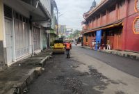 Lokasi pengerjaan pemeliharan Jalan Lettu Sobri, di Jalan Babakan Sirna No.25, Benteng, Warudoyong, Kota Sukabumi, pada Kamis (22/5). Foto: Nuria Ariawan.