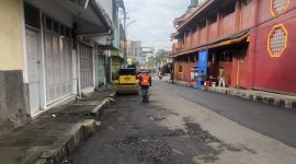 Lokasi pengerjaan pemeliharan Jalan Lettu Sobri, di Jalan Babakan Sirna No.25, Benteng, Warudoyong, Kota Sukabumi, pada Kamis (22/5). Foto: Nuria Ariawan.