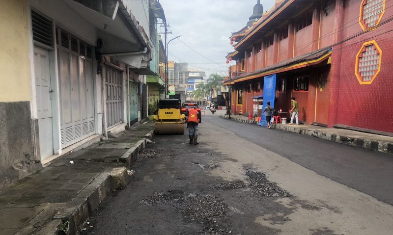 Lokasi pengerjaan pemeliharan Jalan Lettu Sobri, di Jalan Babakan Sirna No.25, Benteng, Warudoyong, Kota Sukabumi, pada Kamis (22/5). Foto: Nuria Ariawan.
