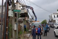 Dinas Perhubungan (Dishub) Kota Sukabumi perbaiki gangguan pada lampu lalu lintas (traffic light) di Simpang Cigodeg. 
