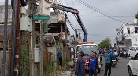 Dinas Perhubungan (Dishub) Kota Sukabumi perbaiki gangguan pada lampu lalu lintas (traffic light) di Simpang Cigodeg. 
