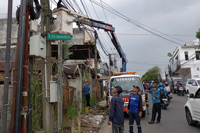 Dinas Perhubungan (Dishub) Kota Sukabumi perbaiki gangguan pada lampu lalu lintas (traffic light) di Simpang Cigodeg. 
