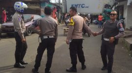 Kontainer peti kemas yang terperosok di Jalan Raya Selabintana, Desa Sudajaya Girang, Kecamatan Sukabumi, Kabupaten Sukabumi, tengah dievakuasi.
