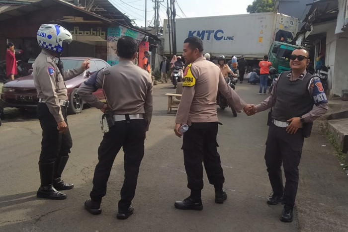 Kontainer peti kemas yang terperosok di Jalan Raya Selabintana, Desa Sudajaya Girang, Kecamatan Sukabumi, Kabupaten Sukabumi, tengah dievakuasi.
