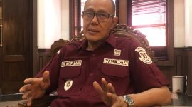 Wali Kota Sukabumi, Ayep Zaki, saat diwawancara di ruang kerjanya. Foto: Dok. Literasimedia.