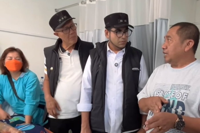 Wali Kota Sukabumi Ayep Zaki dan Wakil Wali Kota Bobby Maulana menjenguk korban penyiraman air keras di RSUD Bunut.