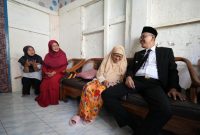 Wali Kota Sukabumi Ayep Zaki saat mengunjungi gurunya.