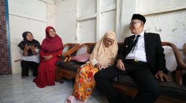 Wali Kota Sukabumi Ayep Zaki saat mengunjungi gurunya.