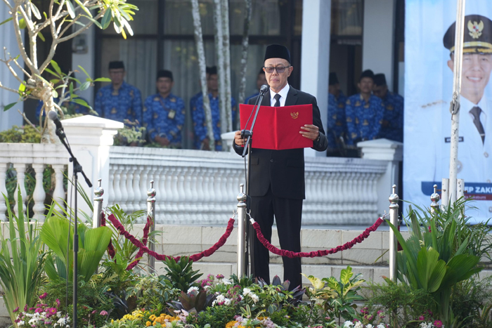 Wali Kota Sukabumi, H. Ayep Zaki bertindak sebagai Inspektur Upacara Hardiknas 2025.