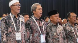 Wali Kota Sukaumi Ayep Zaki mengggunakan iket sunda berwarna putih. 