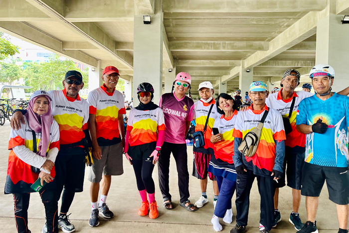 Foto bersama Komunitas Sepeda, Planet Gowes 45/83 Jakarta. 
