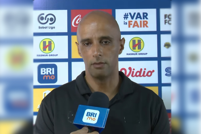 Pelatih kepala Barito Putera, Vitor Tinoco diwawancara. (IG/ Liga 1).
