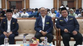Ketua Karang Taruna Provinsi Jawa Barat, Ahmad Taufik (paling kiri, red) bersama Wali Kota Sukabumi dan Ketua Karang Taruna Kota Sukabumi, Raden Koesoemo Hutaripto.