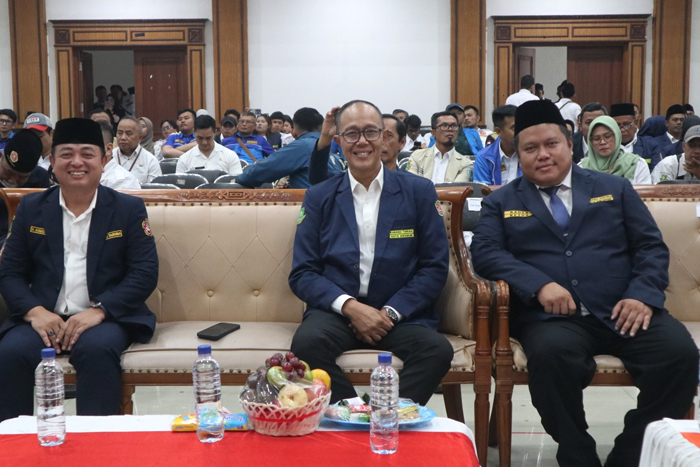 Ketua Karang Taruna Provinsi Jawa Barat, Ahmad Taufik (paling kiri, red) bersama Wali Kota Sukabumi dan Ketua Karang Taruna Kota Sukabumi, Raden Koesoemo Hutaripto.