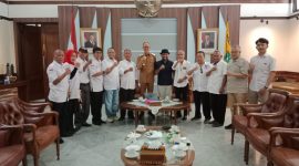 Wali Kota Sukabumi, Ayep Zaki, menerima kunjungan tokoh masyarakat Dapil 4 yang menyampaikan aspirasi terkait rencana penggabungan sembilan kecamatan ke wilayah administrasi Kota Sukabumi, di Balai Kota, pada Senin (19/5). Foto: Istimewa.